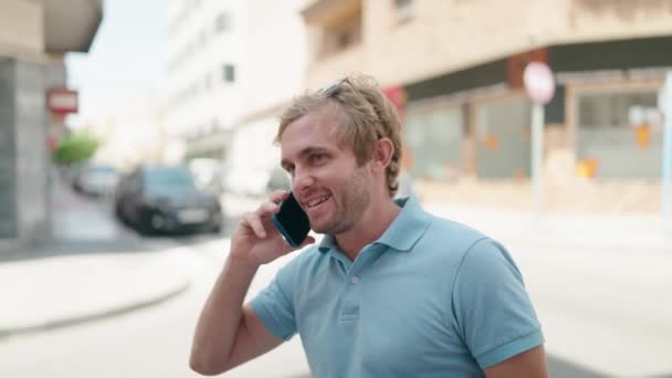 Jeune Homme Souriant Confiant Parler Sur Smartphone Rue — Video