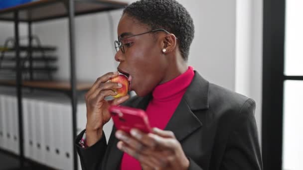 Afričanky Americká Žena Obchodní Pracovník Pomocí Smartphone Jíst Jablka Kanceláři — Stock video