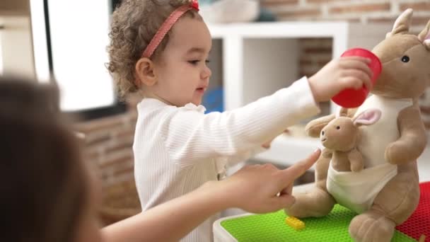 Professor Criança Brincando Com Boneca Canguru Jardim Infância — Vídeo de Stock