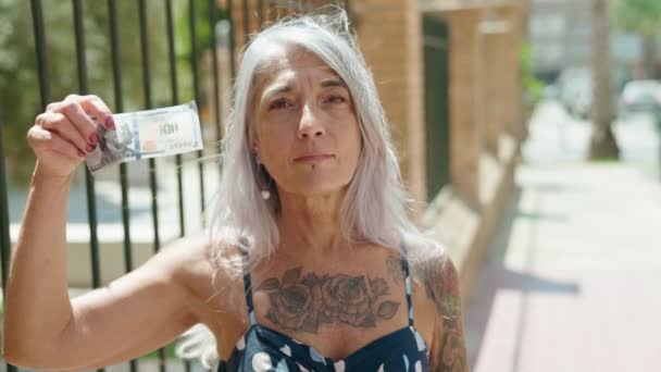 Mujer Pelo Gris Mediana Edad Rompiendo Billetes 100 Dólares Parque — Vídeo de stock