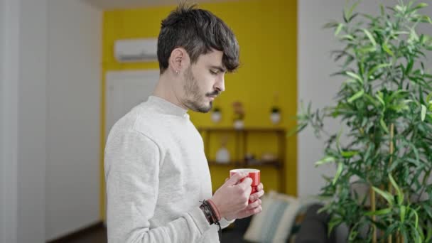 Νεαρός Ισπανός Που Πίνει Καφέ Στο Σπίτι Του — Αρχείο Βίντεο