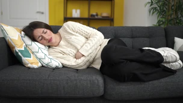 Young Beautiful Hispanic Woman Suffering Stomach Ache Lying Sofa Home — Vídeo de Stock