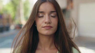 Sokakta kendine güvenen güzel İspanyol bir kadın.