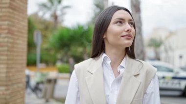 Sokakta kendine güvenen güzel İspanyol bir kadın.