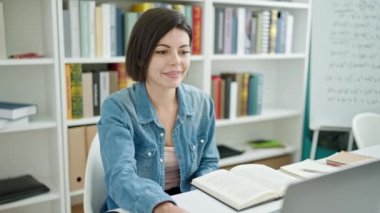 Beyaz kız öğrencinin sokakta görüntülü konuşması var.