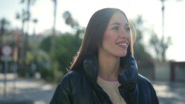 Sokakta kendine güvenen güzel İspanyol bir kadın.