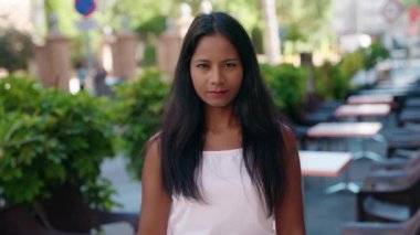 Genç ve güzel bir kadın sokağın aşağısında negatif işaret veriyor.