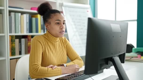 Jong Afrikaans Amerikaans Vrouw Student Met Behulp Van Computer Vieren — Stockvideo