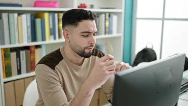 Νεαρός Άραβας Φοιτητής Χρησιμοποιώντας Υπολογιστή Μελετώντας Αμφιβολία Την Έκφραση Στην — Αρχείο Βίντεο