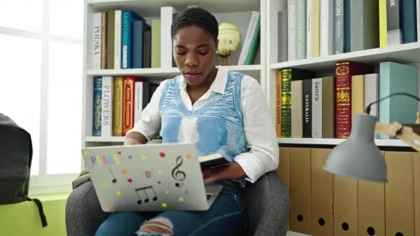 Mahasiswa Perempuan Afrika Amerika Menggunakan Laptop Membaca Buku Perpustakaan Universitas — Stok Video