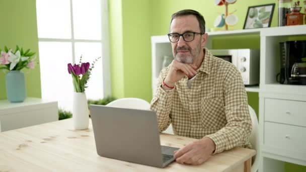 Homem Meia Idade Usando Laptop Sentado Mesa Casa — Vídeo de Stock