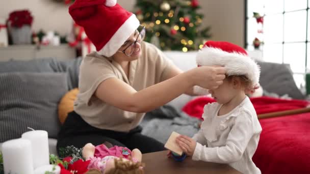 Kadın Bebek Evde Noel Ağacının Yanında Oyuncakla Oynuyorlar — Stok video