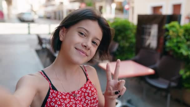 Adorable Hispanique Fille Souriant Confiant Faire Selfie Par Caméra Rue — Video