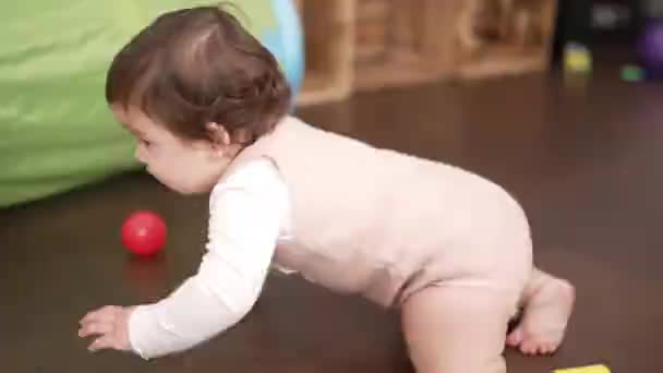 愛らしい幼児クロール上の床に家 — ストック動画