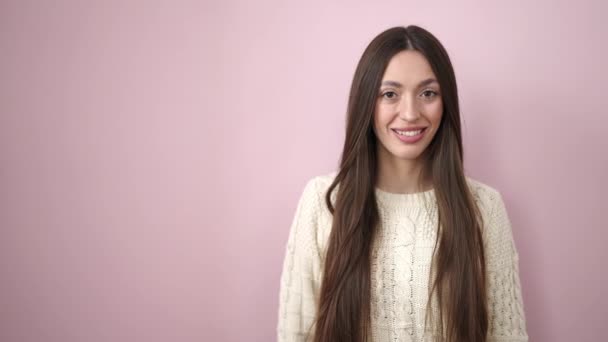Jong Mooi Latino Vrouw Glimlachen Zelfverzekerd Wijzend Met Vingers Naar — Stockvideo
