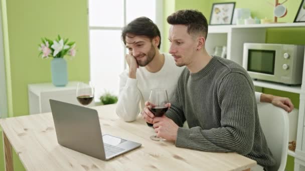 Due Uomini Coppia Guardando Film Bere Bicchiere Vino Sala Pranzo — Video Stock