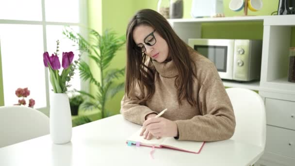 Hermosa Mujer Hispana Escribiendo Cuaderno Sentada Sofá Comedor — Vídeos de Stock