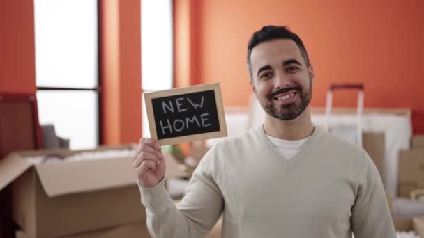 Genç Spanyol Adam Gülümsüyor Kendine Güveni Tam Yeni Evinde Tahtayı — Stok video
