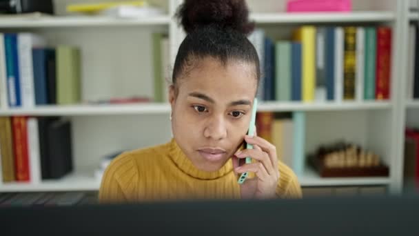 Молодая Африканская Студентка Американка Компьютером Говорит Телефону Библиотеке — стоковое видео