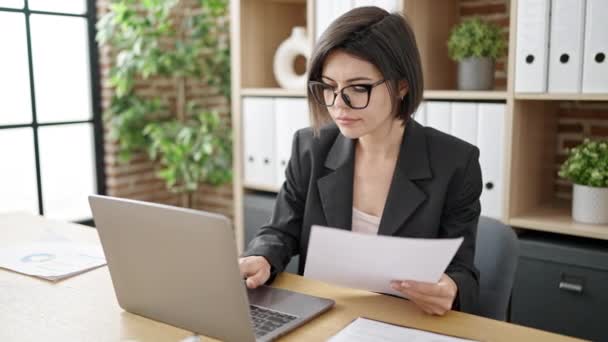 Młody Biały Kobieta Biznes Pracownik Pomocą Laptop Czytania Dokument Biuro — Wideo stockowe