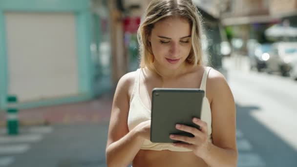 Junge Blonde Frau Benutzt Touchpad Und Kreditkarte Auf Der Straße — Stockvideo