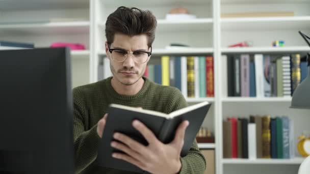 Jovem Hispânico Estudante Ler Livro Estudando Universidade Biblioteca — Vídeo de Stock