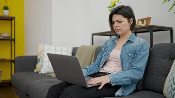 컴퓨터를 사용하는 코카서스 여성은 소파에 스트레스를 받았다 — 비디오