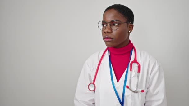 Αφροαμερικανή Γιατρός Στέκεται Αμφιβολία Σκέψης Έκφραση Πάνω Από Απομονωμένο Λευκό — Αρχείο Βίντεο