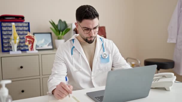 Młody Arabski Człowiek Lekarz Mając Wideo Połączenie Zestresowany Klinice — Wideo stockowe