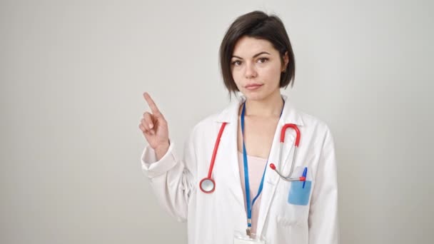 Молода Біла Жінка Лікар Вказує Пальцем Сторону Над Ізольованим Білим — стокове відео