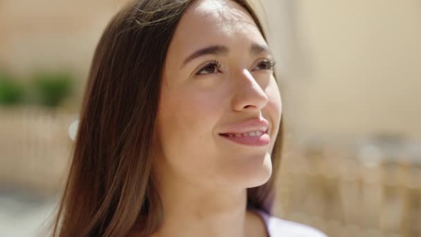 Junge Schöne Hispanische Frau Lächelt Zuversichtlich Und Blickt Auf Der — Stockvideo