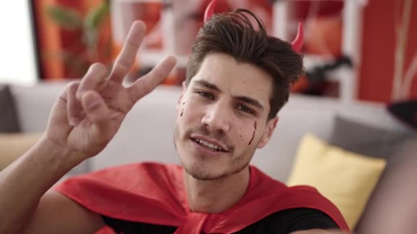 Şeytan Kostümü Giyen Genç Spanyol Adam Evde Kamerayla Selfie Çekiyor — Stok video