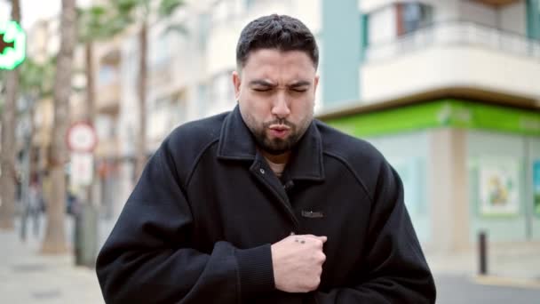 Jonge Arabier Man Blaast Lucht Handen Voor Koude Straat — Stockvideo