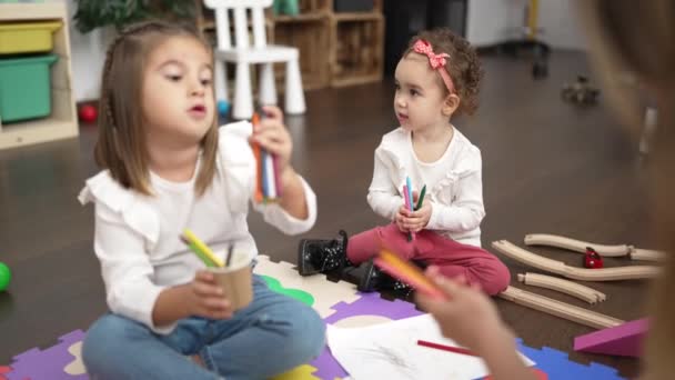 Zwei Kleine Mädchen Zeichnen Auf Notizbuch Kindergarten — Stockvideo