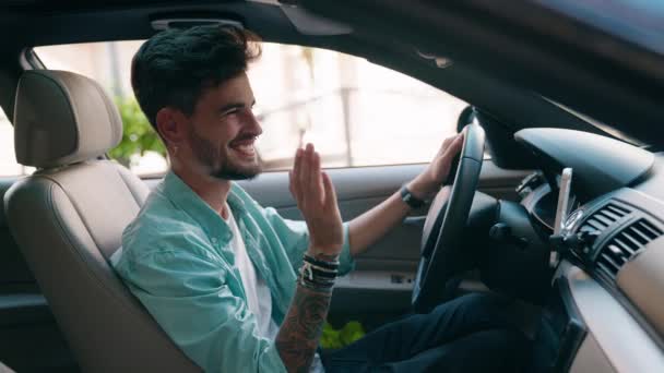 Ung Latinamerikansk Man Med Videosamtal Sitter Bilen Gatan — Stockvideo