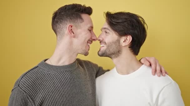 Två Män Par Kramar Varandra Och Kysser Över Isolerade Gul — Stockvideo