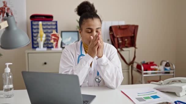 Young African American Woman Doctor Using Laptop Thinking Clinic — Stock Video