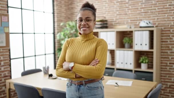 Молода Афроамериканська Жінка Яка Впевнено Посміхається Офісі Окулярах — стокове відео
