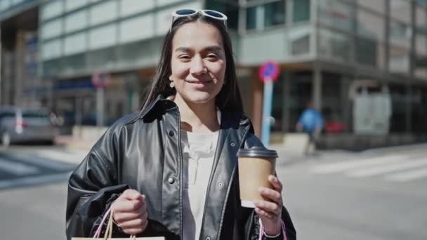 Молода Красива Іспаномовна Жінка Посміхається Впевнено Тримає Сумки Каву Вулиці — стокове відео