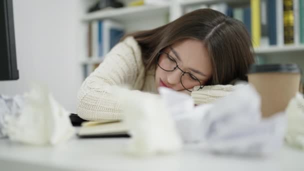 年轻美丽的惊慌失措的女学生累了睡在图书馆的大学里 — 图库视频影像