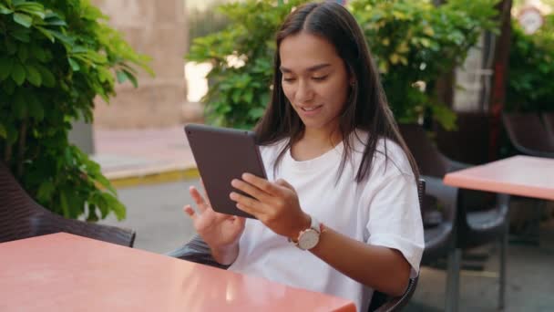 Young Beautiful Hispanic Woman Using Touchpad Sitting Table Coffee Shop — Stockvideo