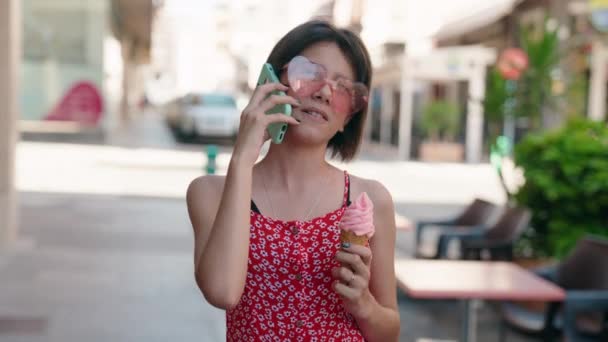 Tatlı Spanyol Kız Akıllı Telefondan Konuşuyor Sokakta Dondurma Yiyor — Stok video