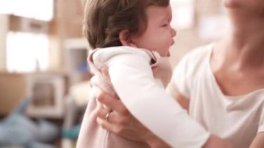 Anne ve kızı ana okulunda ağlayan bebeği tüketiyor.