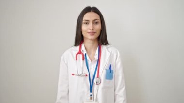 Genç, güzel İspanyol kadın doktor el ele yemin ediyor izole edilmiş beyaz arka planda.