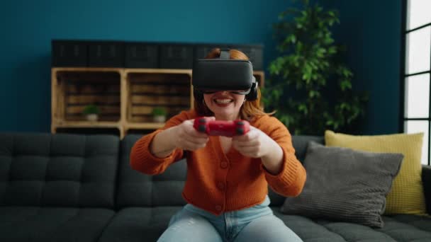 Νεαρή Κοκκινομάλλα Γυναίκα Που Παίζει Βιντεοπαιχνίδι Χρησιμοποιώντας Γυαλιά Εικονικής Πραγματικότητας — Αρχείο Βίντεο