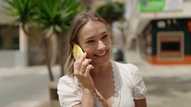 Jeune Femme Caucasienne Souriant Confiant Parler Sur Smartphone Rue — Video