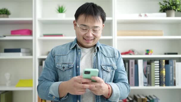 Молодой Китайский Студент Использующий Смартфон Стоящий Библиотечном Университете — стоковое видео