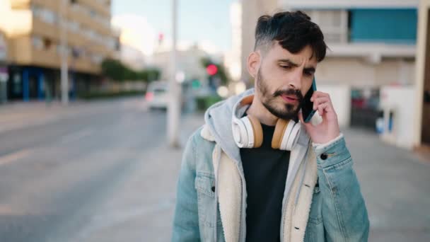 Молодий Іспаномовний Чоловік Посміхається Впевнено Говорити Смартфону Вулиці — стокове відео