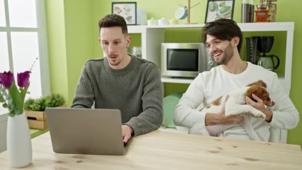 Δύο Άνδρες Ζευγάρι Που Χρησιμοποιούν Φορητό Υπολογιστή Κάθεται Στο Τραπέζι — Αρχείο Βίντεο