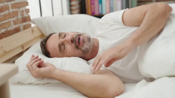 Orta Yaşlı Bir Adam Yatak Odasındaki Gürültü Için Kulaklarını Kapatıyor — Stok video